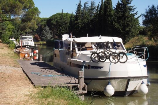 La petite halte de Cesse est juste à l'embranchement, face à Port-la-Robine