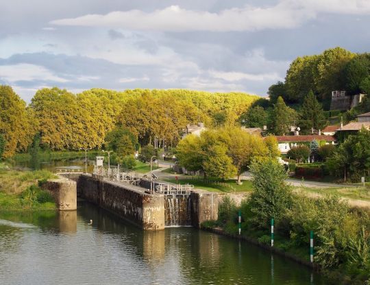 L'écluse de Castets-en-Dorthe marque la jonction du canal latéral avec la Garonn