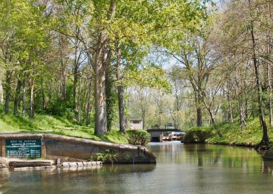 Au seuil de Naurouze, la rigole alimente le bief de partage et une bonne partie du Canal du Midi