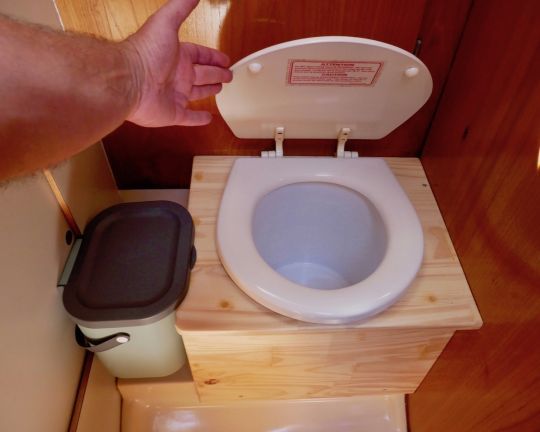 Le même cabinet de toilette converti de manière réversible