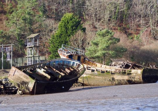 Le flot vient rendre hommage aux vieilles coques à chaque marée