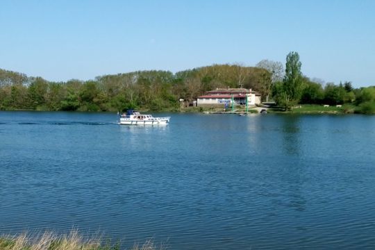 La guinguette à papa et sa halte nautique, à Vézines