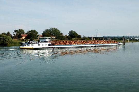 Intense trafic commercial sur la Saône