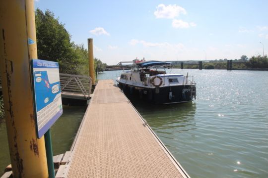 Le ponton d'attente de l'écluse de Ormes (Photo : FX Ricardou)