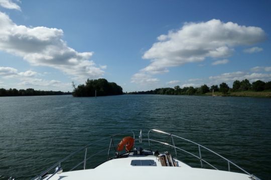 Lorsqu'il est en place, le balisage est à suivre impérativement sur la Saône !