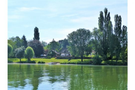 De superbes maisons en bord de rivière, comme ici à Alleriot