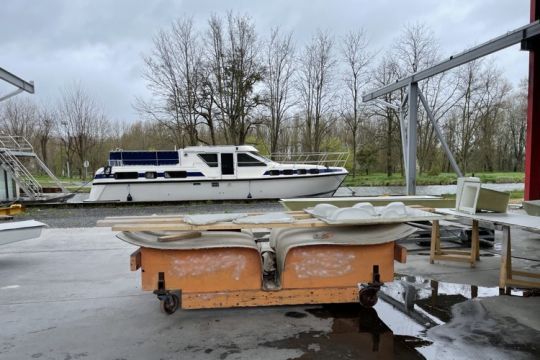 Un chantier installé au bord du canal