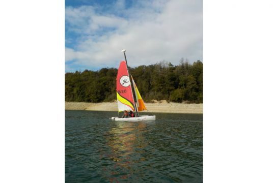 La base nautique de Bellecin propose aux groupes et aux particuliers la location de différents types de bateaux