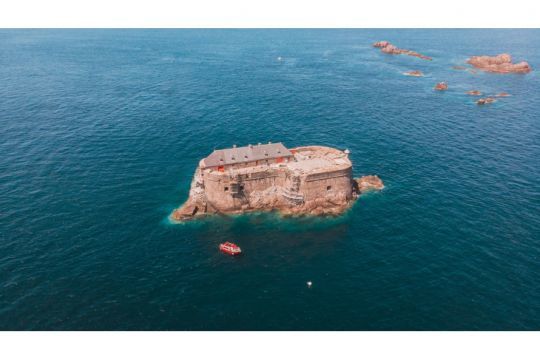 Vue aérienne du fort de la Conchée, devant Saint-Malo (Photo : Prrguillaume)