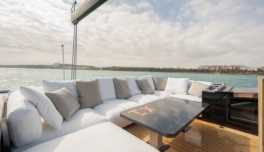 Un grand espace de détente sur le flybridge