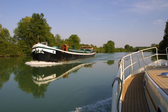 Attention aux péniches qui naviguent sur les fleuves © FX Ricardou