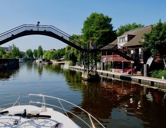 La Capitainerie est accessible par une passerelle