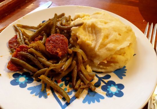 Haricots poêlés avec du chorizo accompagnés de purée, parfait en navigation !