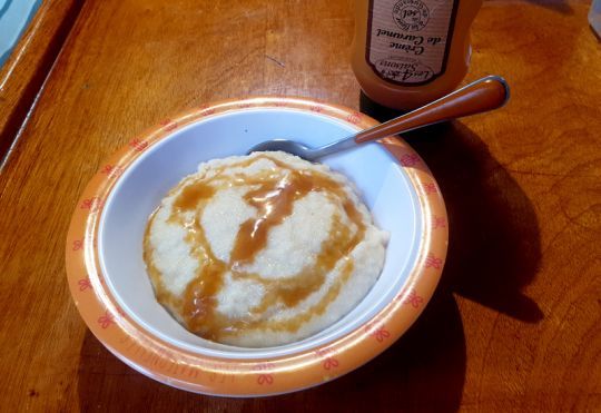 Semoule au lait avec du caramel, un bon dessert lacté