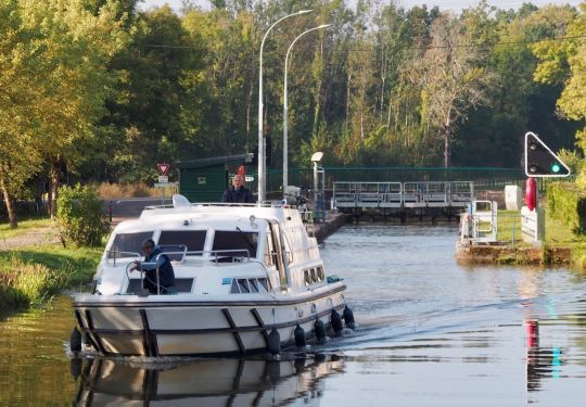 Le feu indique au bateau en sens inverse qu'il peut entrer