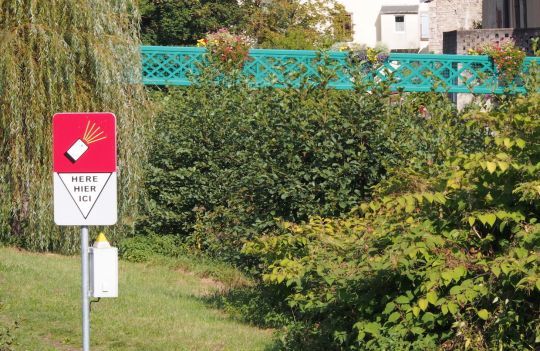 La borne de détection est située sur la rive