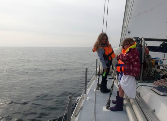 Les enfants jouent en navigation