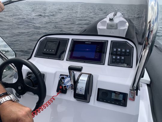 La console de pilotage du Cayman 23 Sport