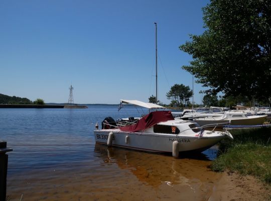 En plus des pontons, de nombreux bateaux viennent beacher autour du port de plaisance