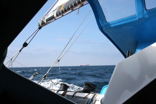 Croiser un cargo ou un porte-conteneur à la voile, cela s'anticipe