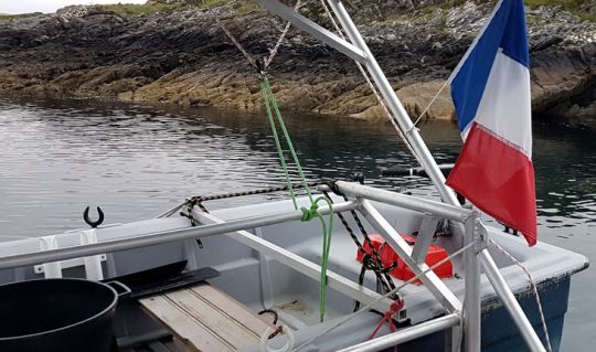 Dans notre mouillage étroit et profond, le bord n'est pas très loin du bateau. Il est temps de disposer un mouillage secondaire en plomb de sonde.