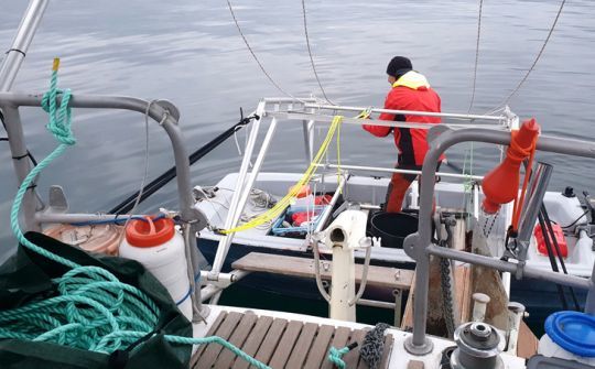 Positionner le bateau à la pagaie est suffisant par petit temps. Notez notre mouillage secondaire sécurisé et prêt à être largué.