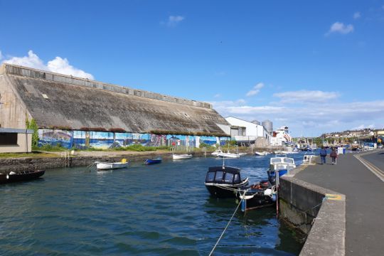 Le quai de la rivière proche du centre-ville de Wicklow