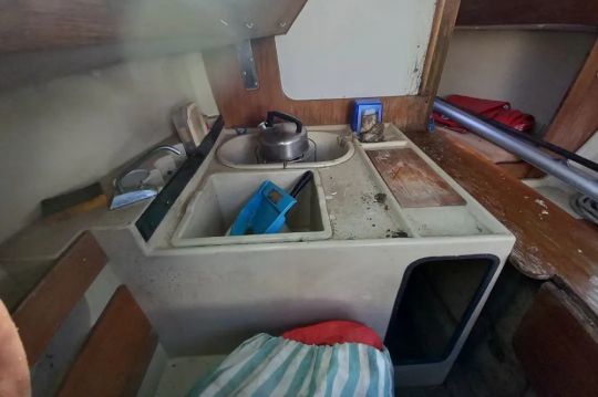 Un bloc cuisine aménagé sur bâbord