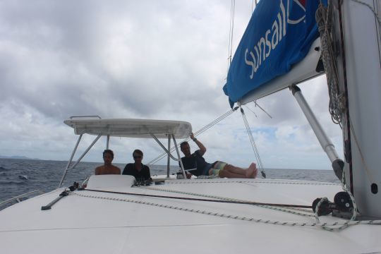 En catamaran, le poste de barre est à l'extérieur avec une visibilité dégagée