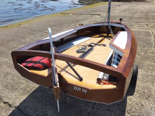 Un cockpit confortable et une dérive simple