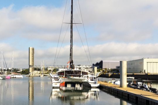 Haut sur l'eau avec une belle garde à la mer, l'ORC 57 a aussi un beau fardage