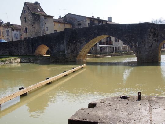 Juste après l'écluse, le vieux pont