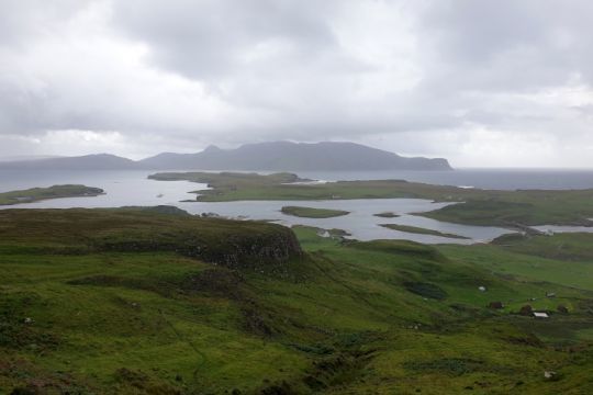 Panorama des hauteurs de Canna, vue sur l'île de Rum