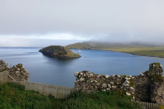 Arthur et Blue Hour au mouillage de Duntulm Castle, Skye, Ecosse