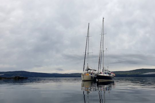 Arthur et Blue Hour à couple dans les Ascrib Islands, Ecosse