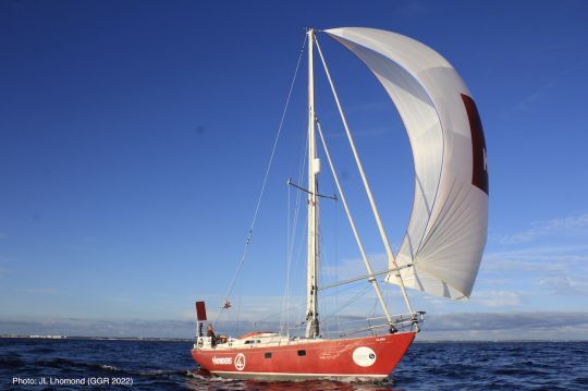 Le bateau est regréé en cotre (JL.Lhomond)