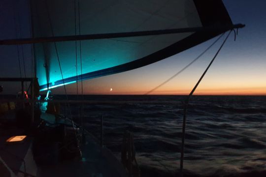 Troisième nuit de navigation pour Arthur et son équipage