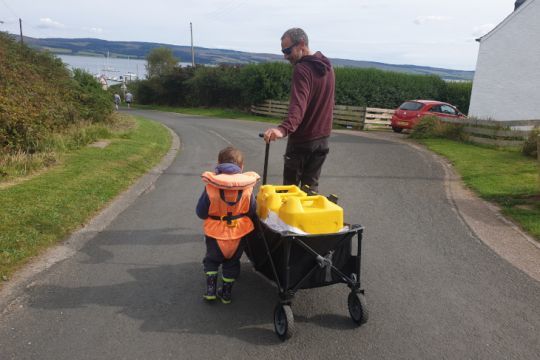 Ravitaillement en diesel à la pompe du village, Gigha