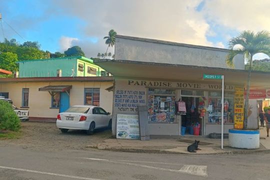 Commerces sur la rue principale de Savusavu ©Julie Leveugle