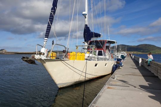 Arthur au ponton de Knighstown, Valentia, Irlande