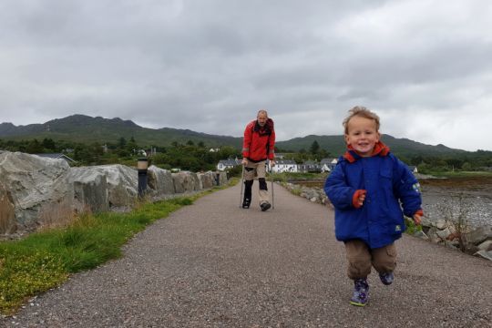 Pas facile de courir après les enfants avec des béquilles