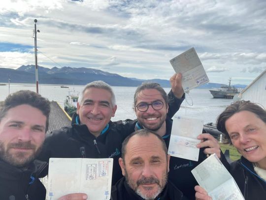 Un équipage heureux de prendre la mer