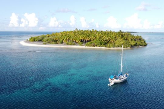 Faaite. Le mouillage calme près de la petite passe est très poissonneux et à proximité immédiate du joli village d'Hitianau. ©Julie Leveugle