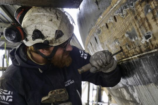 Débordage de l'Hermione par les chantiers du Guip (Crédits : Association Hermione - Lafayette, A. Suarez)