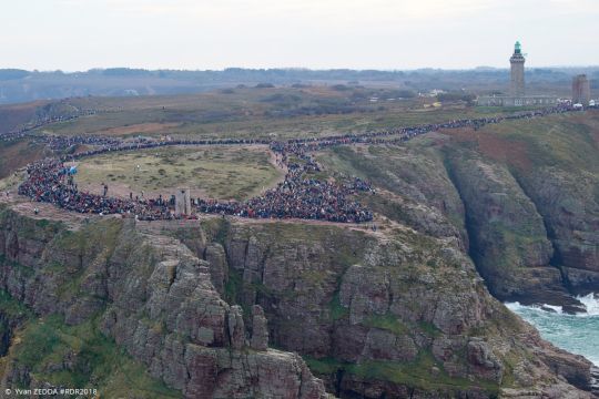 Une foule impressionnante postée sur les falaises 