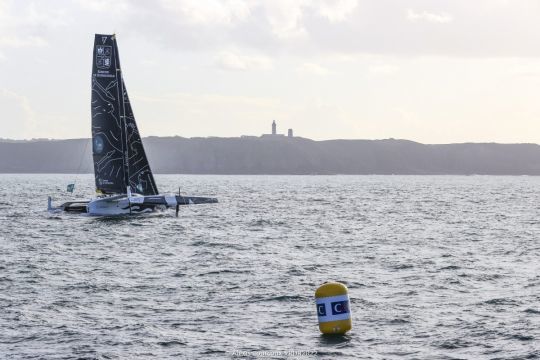 Le Maxi Edmond de Rothschild passe la bouée en premier © Alexis Courcoux #RDR2022