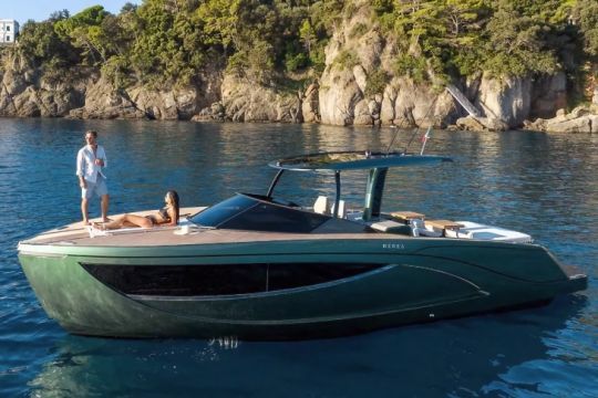 Le NY40 offre une belle plage avant pontée, lieu de détente supplémentaire