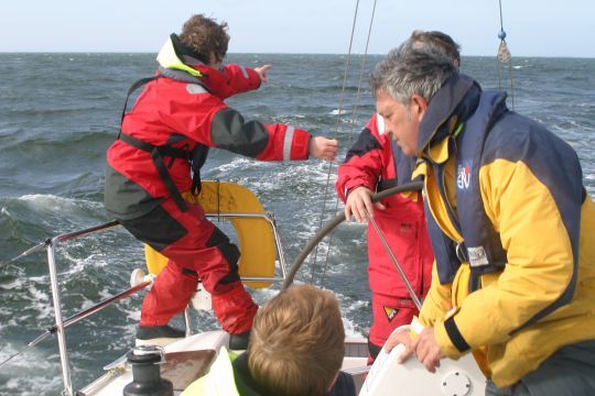 Toujours garder l'homme à la mer en contact visuel