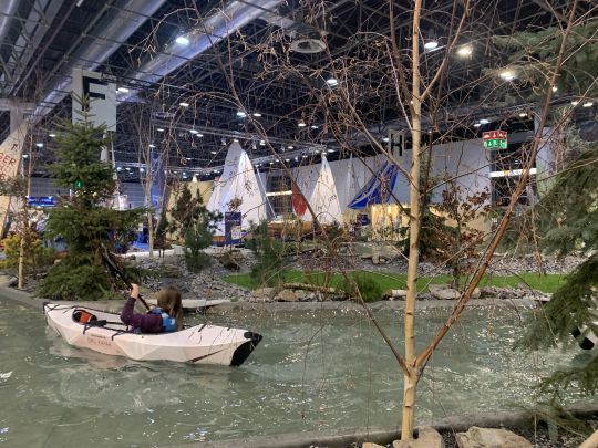 Initiez-vous au kayak sur le cours d'eau long de 90 m aménagé dans le hall 13