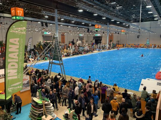 Une immense piscine dans le hall de la glisse pour s'initier au wakeboard, au skimboard ou au stand up paddle